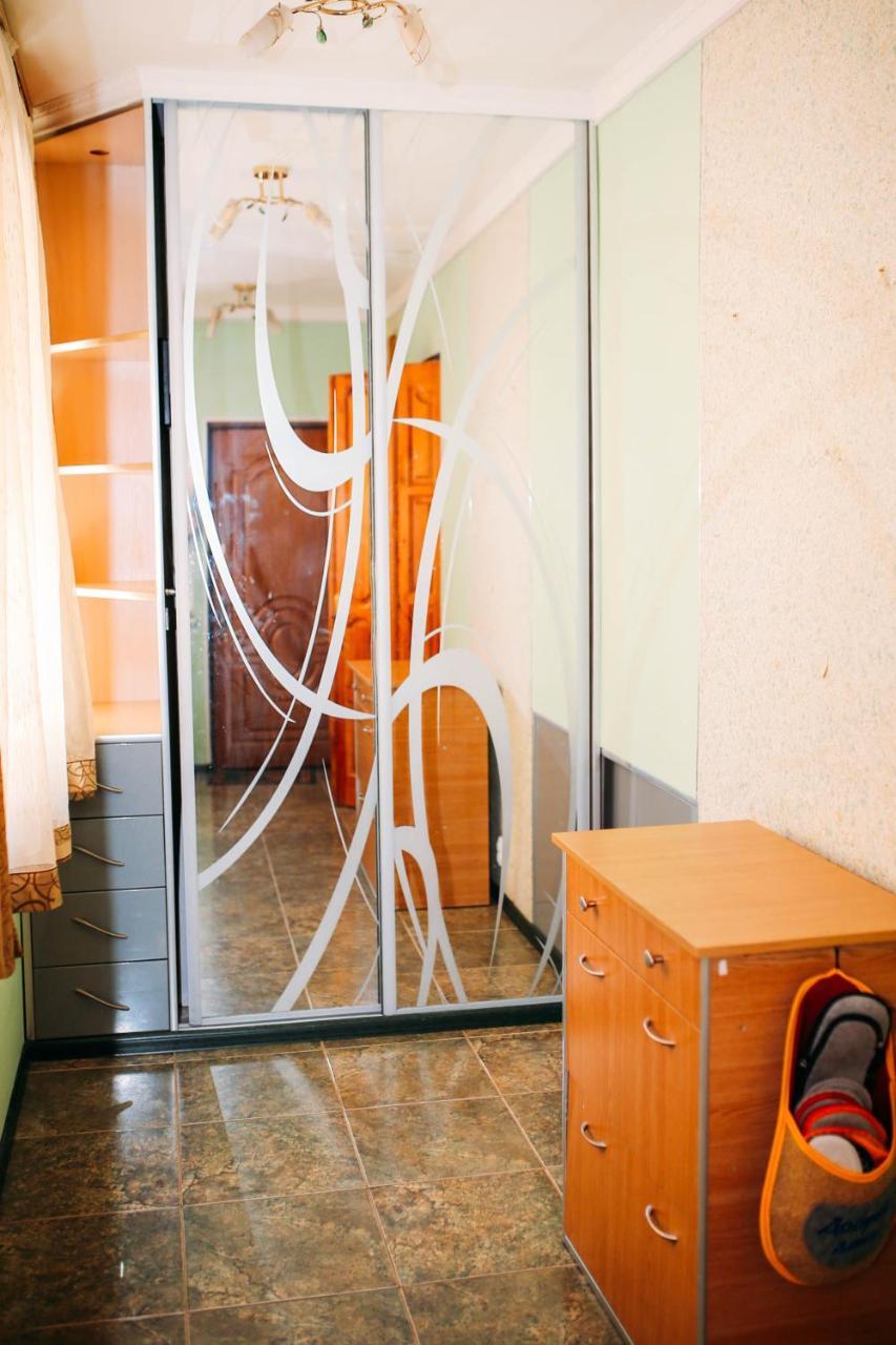 біля цирку Apartment Lviv
